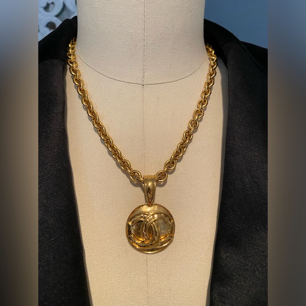 CHANEL CC Round Pendant Necklace